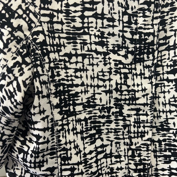 KENNETH COLE REACTION WOMEN’S SIZE 10 ZIP UP SHORT SLEEVE BLOUSE - Picture 3 of 4